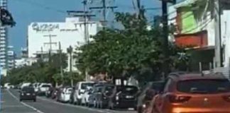 ¿Lo dejó la mujer? Hombre en “bolas” cuelga de un vehículo (VIDEO)