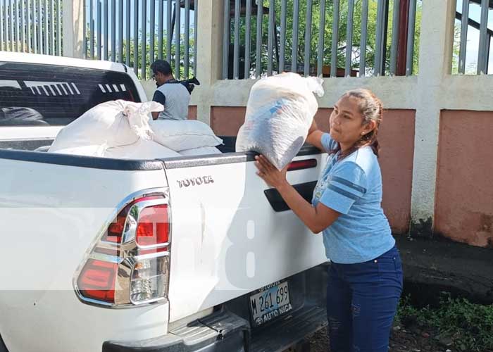 Entregan paquetes alimenticios en Bo. La Primavera de Managua