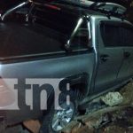 Camioneta impacta contra objeto fijo en Río Blanco