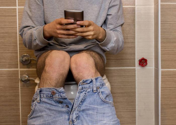 ¡No lo hagas! Pasar más de 10 minutos en el baño con tu celular te puede dar hemorroides