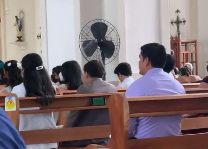 "Para todo hay tiempo" Lo exhiben viendo partido del mundial durante una misa