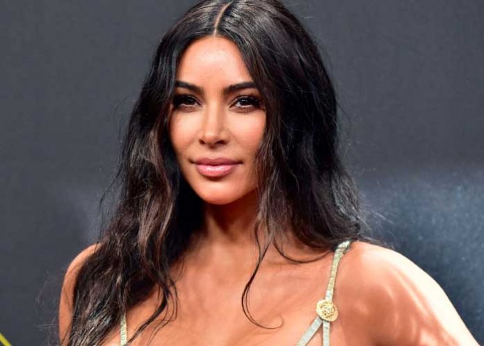 Kim Kardashian en polémica por lanzar vestido que muestra 