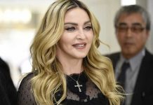 Mostrando casi el pecho, Madonna celebra aniversario de su libro “Sex“
