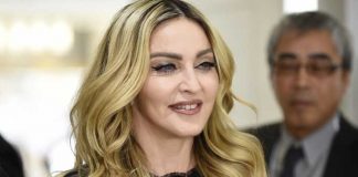 Mostrando casi el pecho, Madonna celebra aniversario de su libro “Sex“