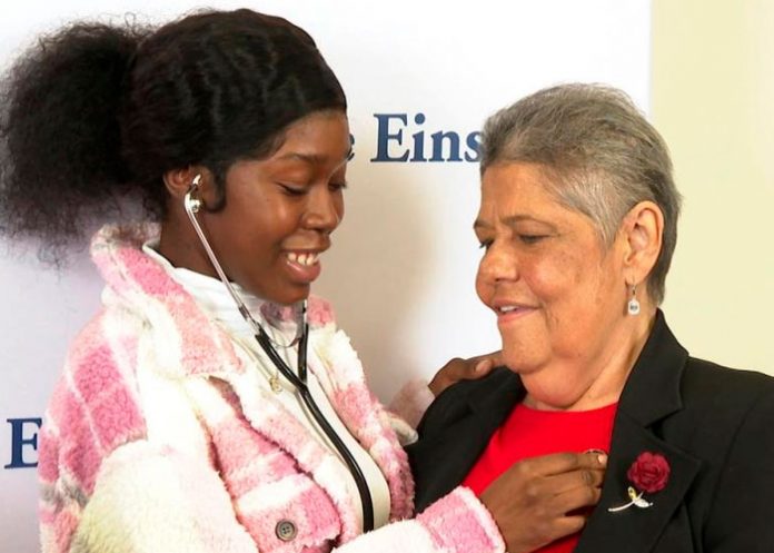 Mujer recibe trasplante de corazón de un donante con VIH