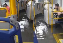 "Se convirtió en piscina" Un bus se inunda con pasajeros dentro en Colombia
