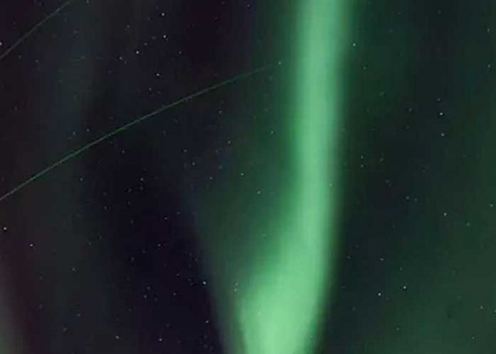 ¡Impresionante! NASA lanza cohetes hacía lo más profundo de una aurora boreal