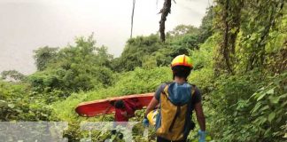 Hombre es rescatado tras caer en las laderas de la laguna de Masaya