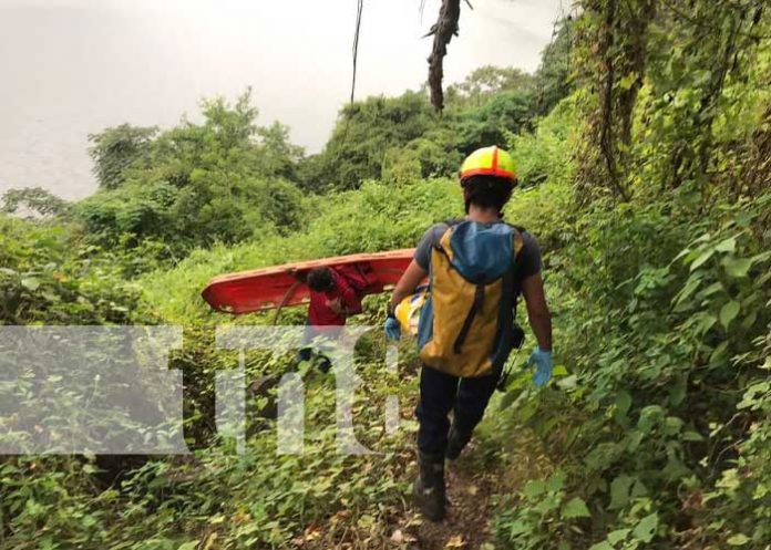 Hombre es rescatado tras caer en las laderas de la laguna de Masaya
