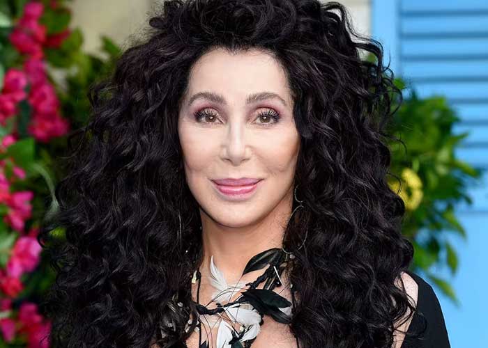 De 76 a 36: Cher estaría saliendo con nuevo un "colágeno"