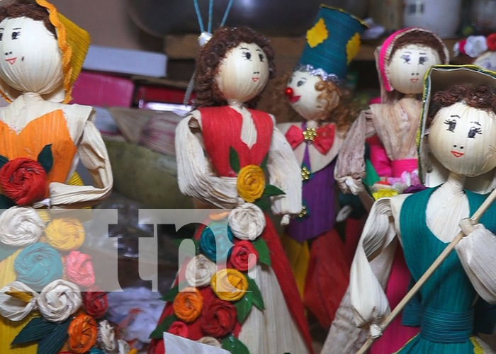 Mujeres artesanas de Madriz destacan en la elaboración de adornos navideños.
