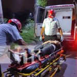 Motociclista queda gravemente lesionado tras estrellarse en un bulevar en Managua