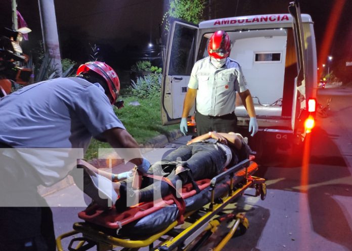 Motociclista queda gravemente lesionado tras estrellarse en un bulevar en Managua