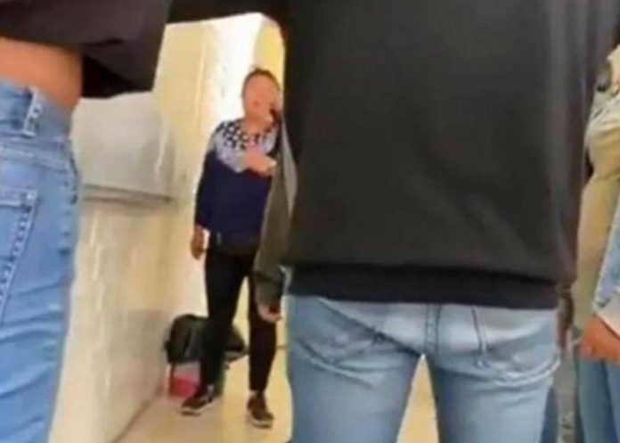 Mujer sorprende a profesora y la agrede delante de alumnos 