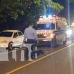 Tres lesionados en choque de motocicleta contra carretón en Granada