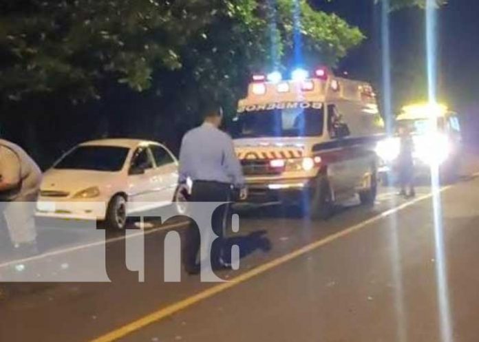 Tres lesionados en choque de motocicleta contra carretón en Granada