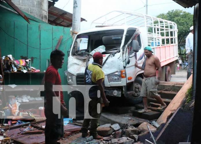 Conductor pierde el control y se estrella contra una casa en Santa Rita, Mulukukú