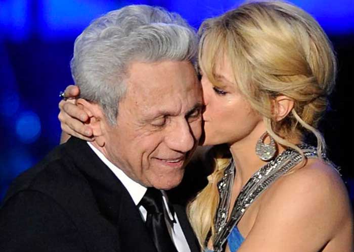 Video: Shakira besa los pies de su papá tras su excelente recuperación