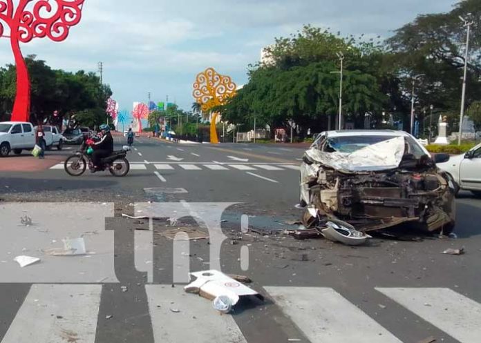 ¡Se dan con todo! Bus y taxi chocan de forma brutal en Managua