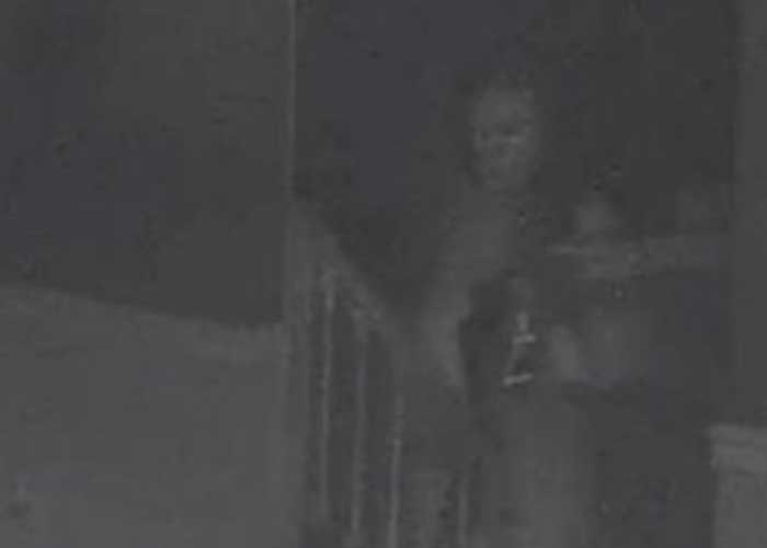 ¡De terror! Mujer capta en fotos un aterrador demonio en su casa