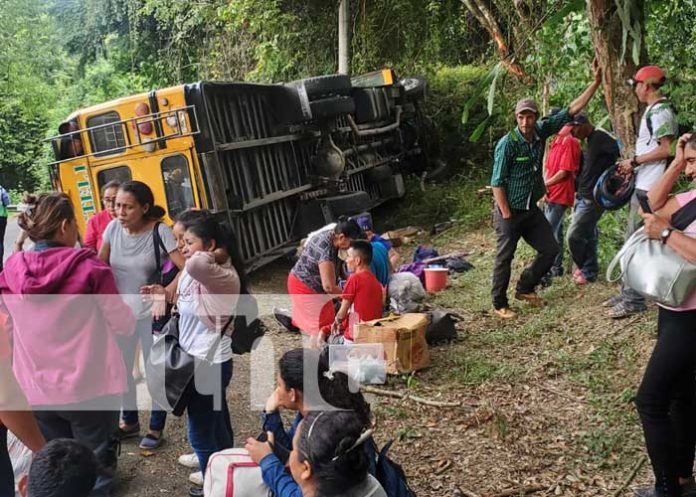 Bus termina volcado en El Jícaro, Nueva Segovia y deja varios lesionados