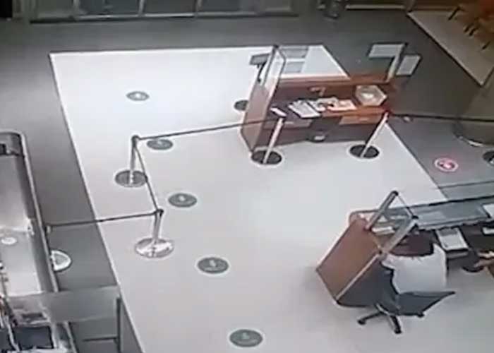 Aterrador video de un guardia platicando con un espíritu se hace viral
