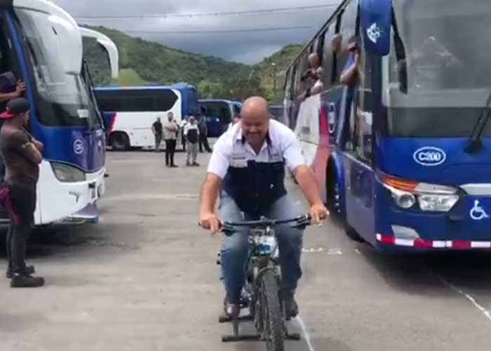 Someten a conductores de autobús a sentir el temor de los ciclistas