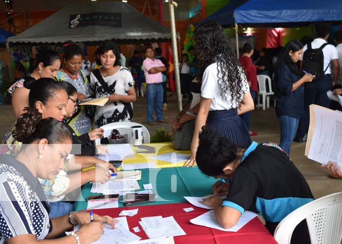 Bachilleres participan en la Feria de Beca en el Caribe Sur