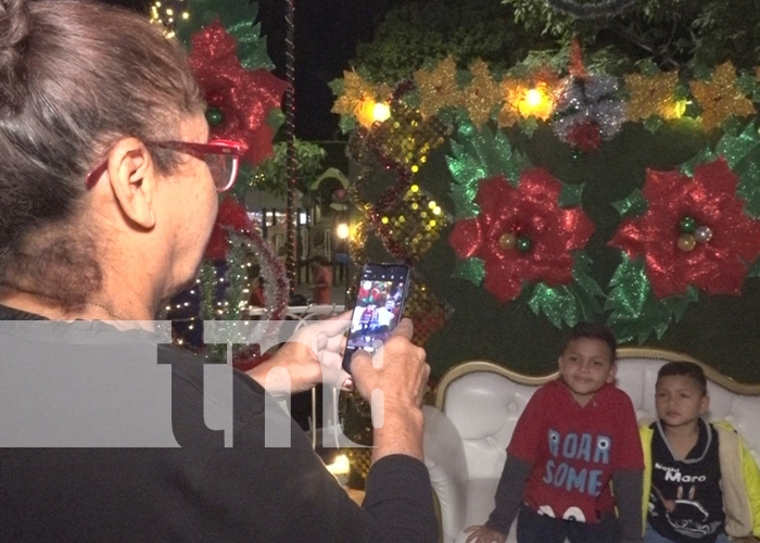 Foto: Familias de Estelí disfrutan de los arreglos navideños / TN8