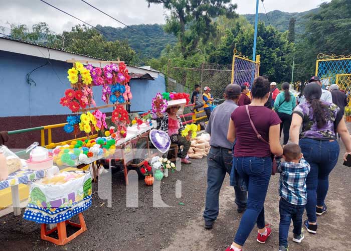 Familias recuerdan con amor a sus deudos en cementerio de Jinotega