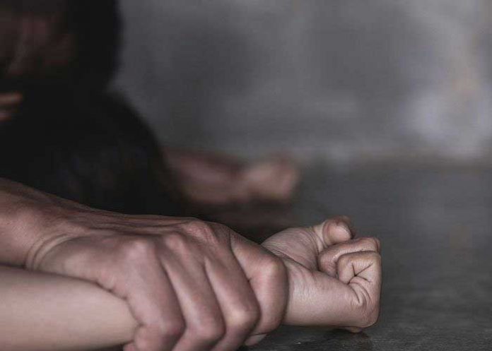 21 años de prisión por violar a su hijastra en El Salvador