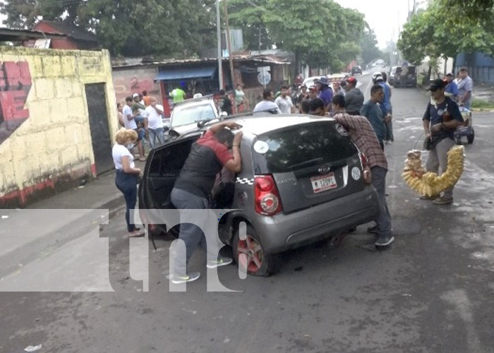 Taxistas protagonizan accidente fuerte accidente de tránsito en barrio de Managua