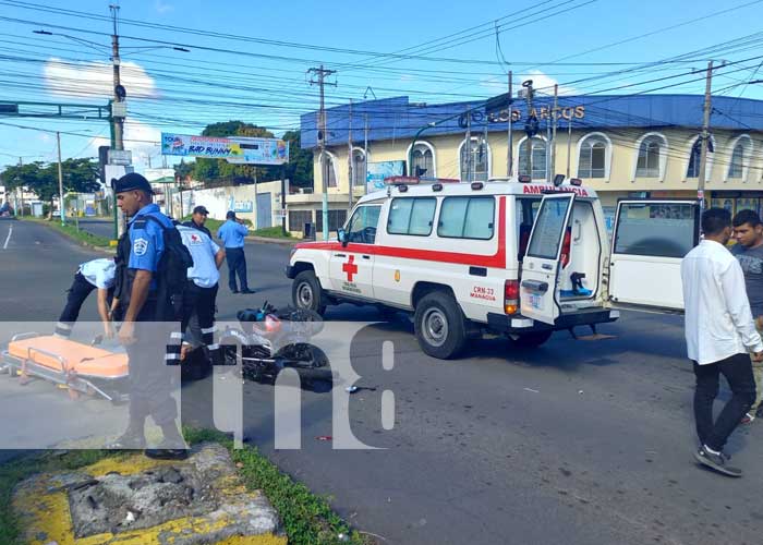 Motociclista resulta lesionado al chocar contra una camioneta en Managua