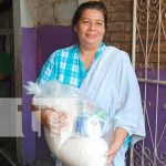Entregan paquetes alimenticios en Bo. La Primavera de Managua