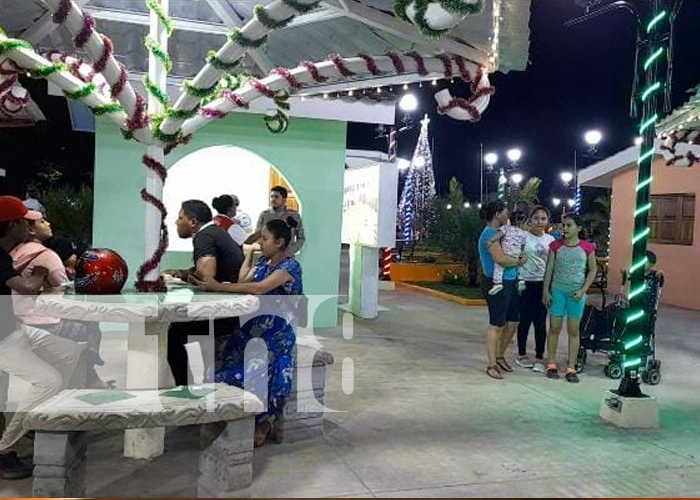  Árbol y luces navideñas engalanan el nuevo parque de Potosí en Rivas 