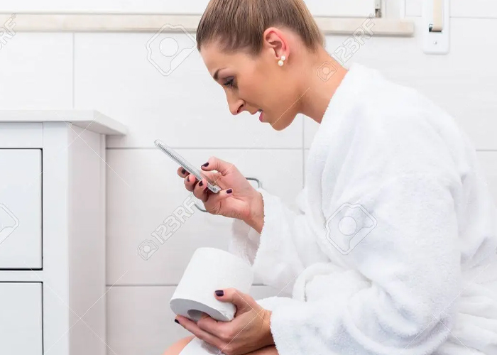 ¡No lo hagas! Pasar más de 10 minutos en el baño con tu celular te puede dar hemorroides