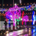 ENATREL instala árboles navideños y adornos en parques, avenidas y rotondas de Managua