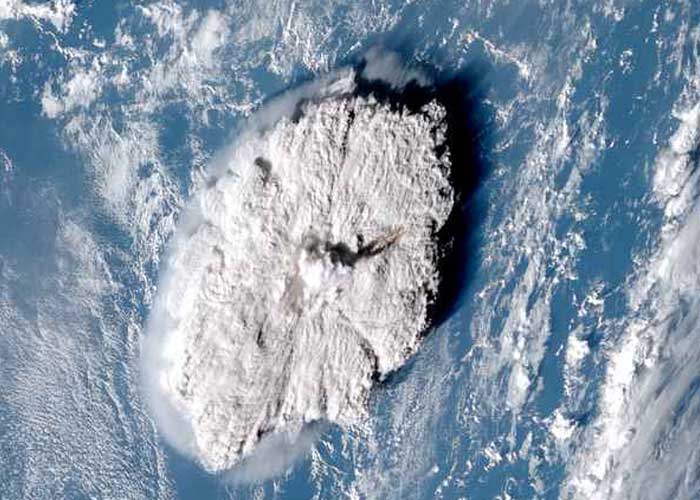 Satélites revelan imágenes no vistas de la erupción del volcán Tonga