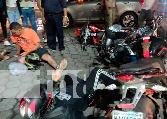 Giro indebido provoca colisión entre dos motociclistas en Managua