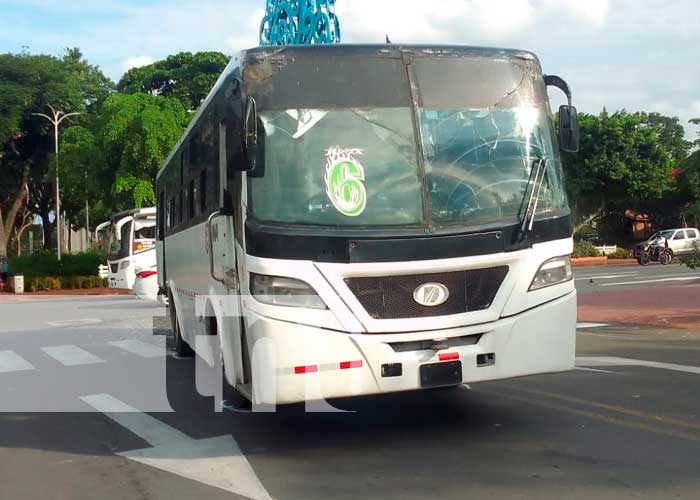 ¡Se dan con todo! Bus y taxi chocan de forma brutal en Managua