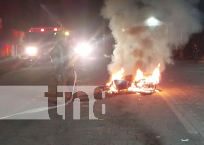 Joven impacto un poste con su moto y se prendió en llamas en Estelí