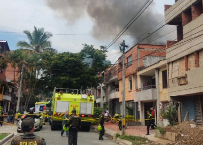 Se estrella avioneta en zona residencial de Medellín, Colombia