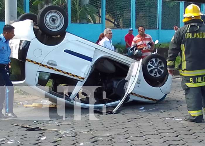 "Yo traía mi verde" Vehículo se vuelca al impactar con otro en Managua