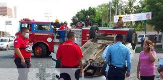 "Yo traía mi verde" Vehículo se vuelca al impactar con otro en Managua