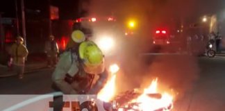 Joven impacto un poste con su moto y se prendió en llamas en Estelí