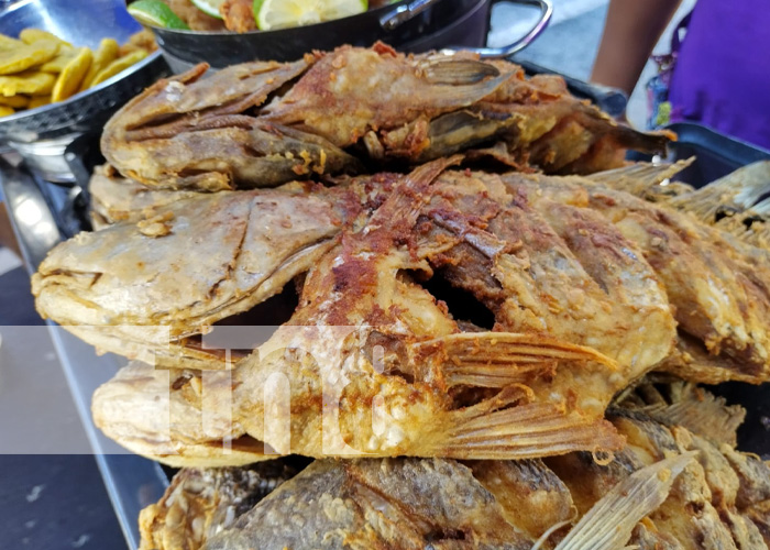 Disfrute de un pescado frito en la Feria del Mar, en Managua