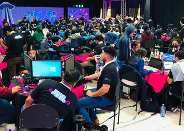Jóvenes se reúnen para ser parte del primer Hackathon regional