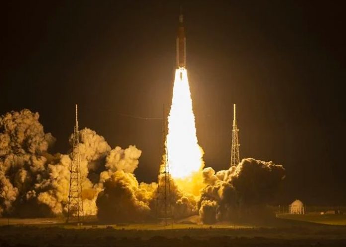 La NASA lanza con éxito un megacohete a la Luna