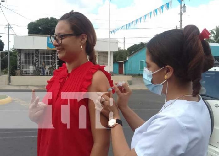 Vacunan a familias del barrio Ayapal, en Managua, para prevenir el COVID-19