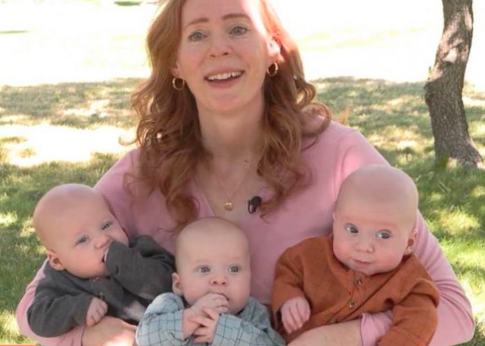Mujer de 46 años celebra haber tenido trillizos idénticos